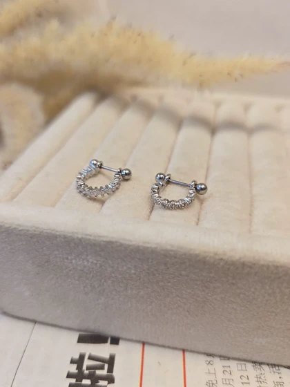 پیرسینگ گوش نرمه هلیکس