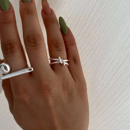 انگشتر زنانه مینیمال با طرح گره ظریف و شیک