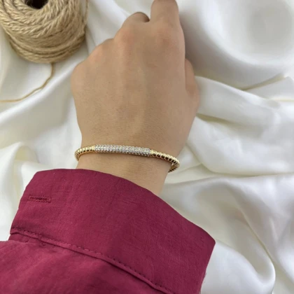 دستبند زنانه بنگل مدل آوا طرح توپی نگین‌دار