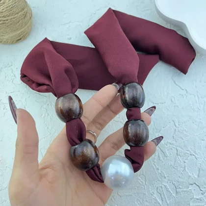 گردنبند زنانه مدل ناتورا واین پرلا بافت پارچه‌ای لوکس با مهره چوبی طبیعی و مروارید درشت