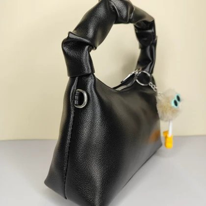 کیف دسته چروک مشکی همراه با آویز فانتزی