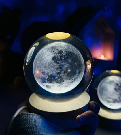 گوی کریستالی ماه