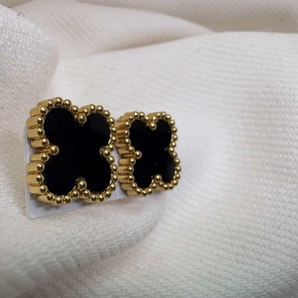 گوشواره میخی طرح «ونکلیف» | استیل طلایی با نگین مشکی صیقلی