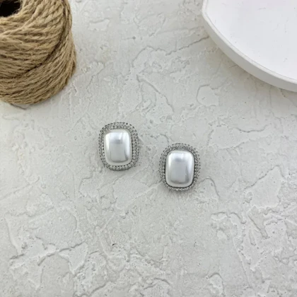 گوشواره زنانه مدل پرلینا طرح مروارید نگین‌دار