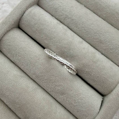 انگشتر نقره‌ای با طراحی دوتایی متصل