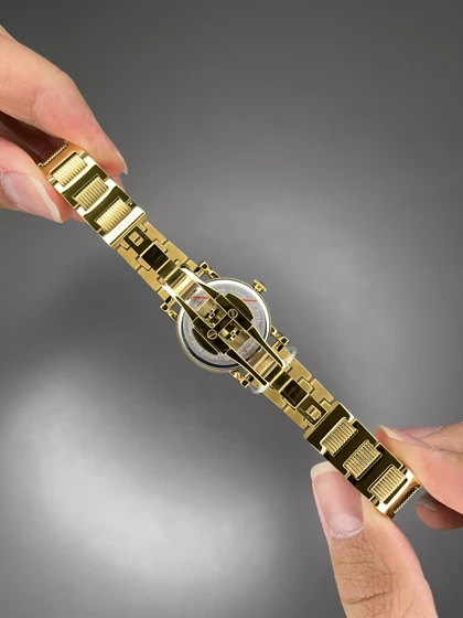 ساعت مچی ورساچه دورحکاکی بند طلایی صفحه طلایی Versace