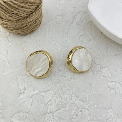 گوشواره زنانه مدل سپیدا طرح طلا با میناکاری سفید