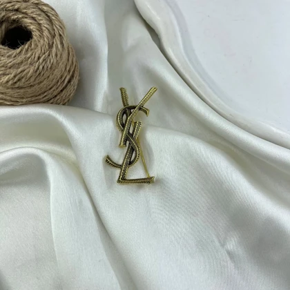 گل سینه مدل آرا طرح لوگو YSL طلایی بافت‌دار