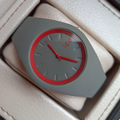 ساعت مچی زنانه طرح آیس طوسی با قفل سگکی