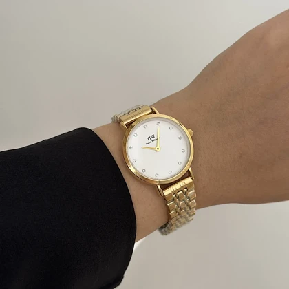 ساعت زنانه دنیل ولینگتون گرد طلایی صفحه سفید نگینی کد 914