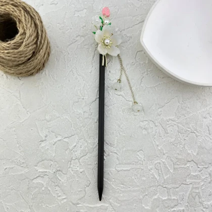 کانزاشی مو زنانه چوبی با تزیین گل صدفی و آویز ظریف مدل آلسیا