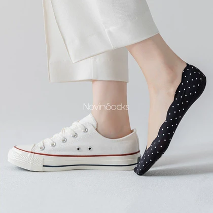 جوراب کالج خال‌خالی