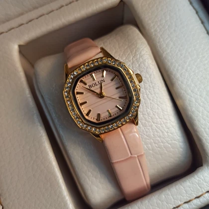 ساعت مچی زنانه برند بولون بند چرمی صورتی دور نگین