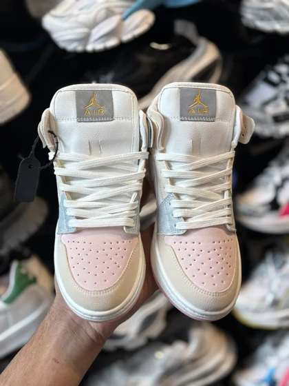 کتانی جردن ساق‌دار کرم صورتی