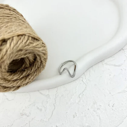 انگشتر زنانه مدل پیچش نور طرح طلا با نگین ظریف