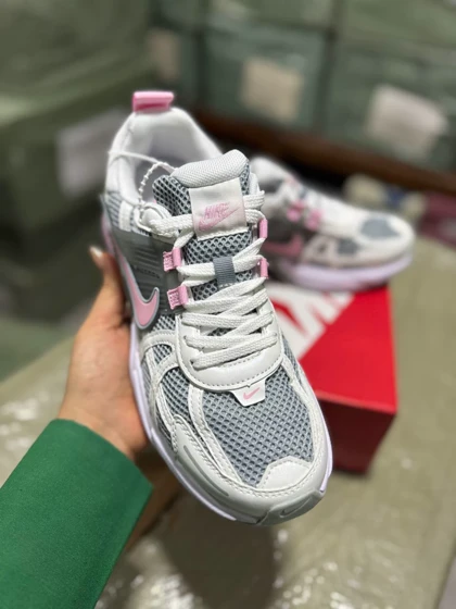 کتانی نایکی وی تو کی ران طوسی صورتی Nike V2K RUN Light Pumice