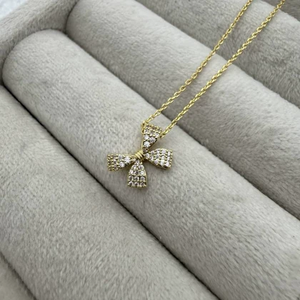 گردنبند طلایی با آویز پاپیونی کج نگین‌دار