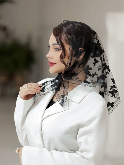 روسری تور سه گوش مخمل فلوک دور دانتل پارچه وارداتی