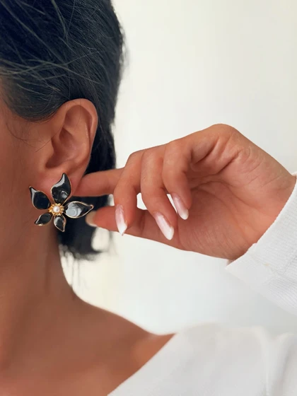 گوشواره های گل مشکی میناکاری