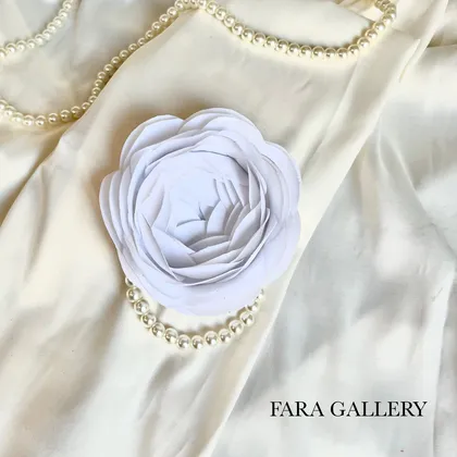 گل سینه (بروچ) ساتنی مرواریدی