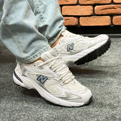 کتانی اسپرت مردانه و زنانه مدل نیوبالانس725 NEW BALANCE رنگ سفید نقره ایی