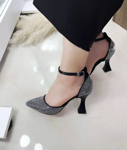 کفش پاشنه‌دار مجلسی نگینی