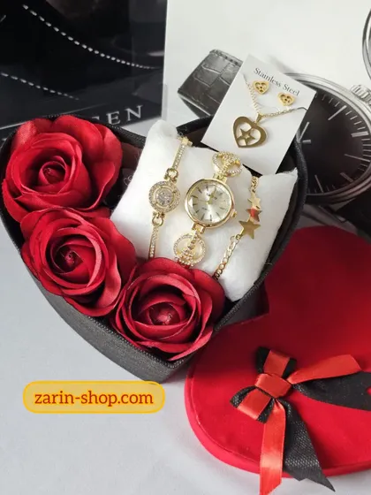 باکس گل هدیه ساعت و نیمست و دستبند نگینی