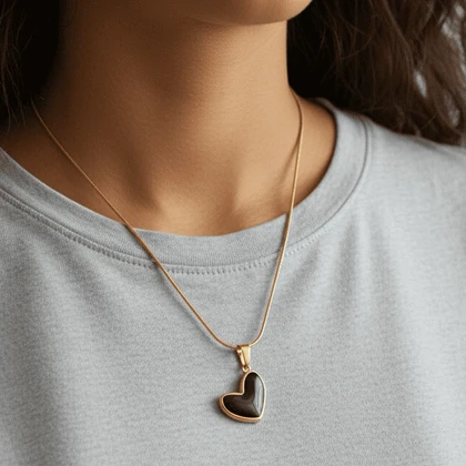 گردنبند دخترانه مدل قلبی کادر دار