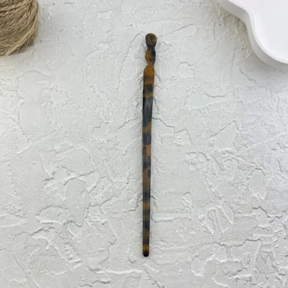 کانزاشی مو زنانه رزینی مرمری قهوه‌ای‑مشکی با سر پیچ‌خورده تزئینی و طراحی کشیده مینیمال لوکس