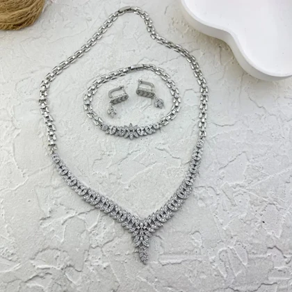 نیم ست زنانه مدل لیفورا طرح جواهر برگ با نگین‌های درخشان (گردنبند، دستبند و گوشواره)