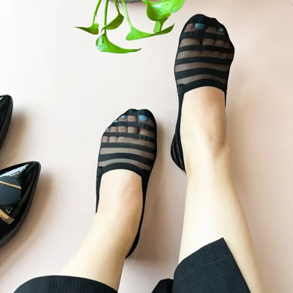 جوراب زنانه کالج توری طرح راه راه