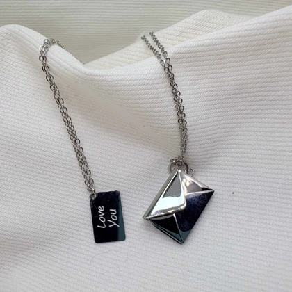 ست گردنبند دو نفره مدل «نامه و پاکت» | طراحی مینیمال و مفهومی (استیل سیلور)