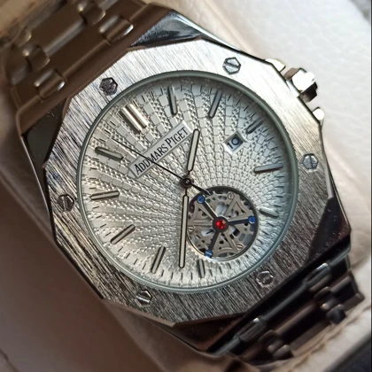 ساعت مچی مردانه طرح AP موتور کوارتز بند درجه یک صفحه سفید تقویم دار با قفل پروانه‌ای