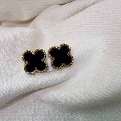 گوشواره میخی طرح «ونکلیف» | استیل طلایی با نگین مشکی صیقلی