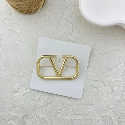 گل سینه زنانه طرح ولنتینو، ظرافت در اوج سادگی