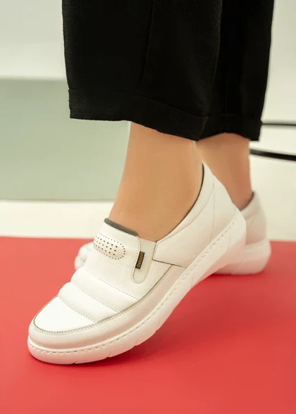 کفش طبی زنانه پافر