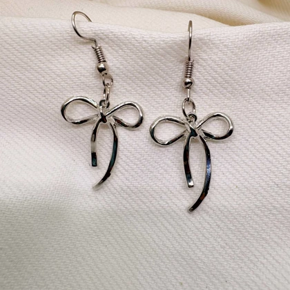 گوشواره استیل طرح «پاپیون مینیمال» | مدل آویز با آبکاری سیلور درخشان