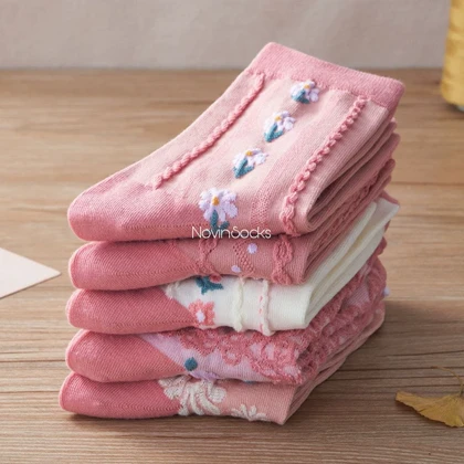 جوراب ساق‌دار گل‌گلی صورتی