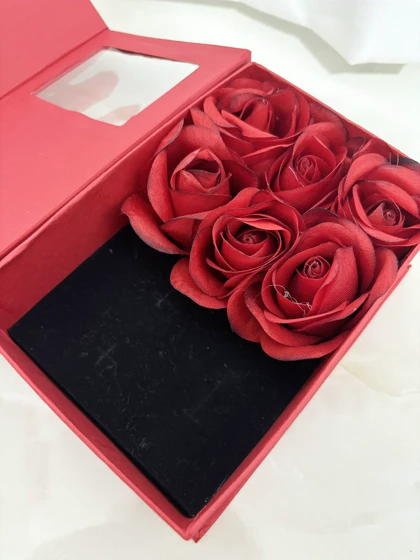 باکس هدیه جواهرات با گل رز قرمز 945