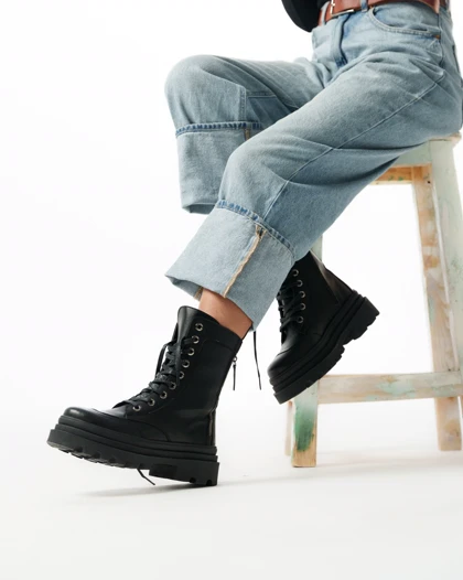 نیم بوت زنانه استرادیواریوس مدل Stradivarius Flat Ankle Boots - BTB60