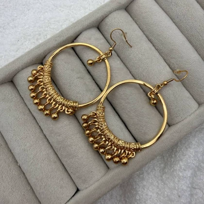 گوشواره حلقه‌ای طلایی با تزئینات آویزان