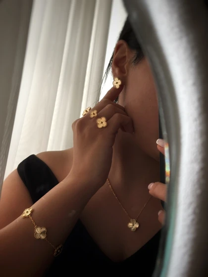 گردنبند، انگشتر، گوشواره و دستبند Van Cleef (خرید به صورت جداگانه)