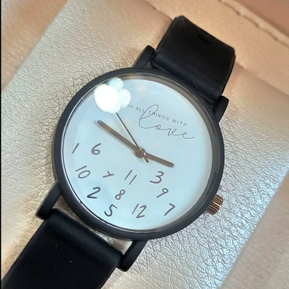 ساعت مچی زنانه لاو اعداد آشفته بند سیلیکونی مشکی