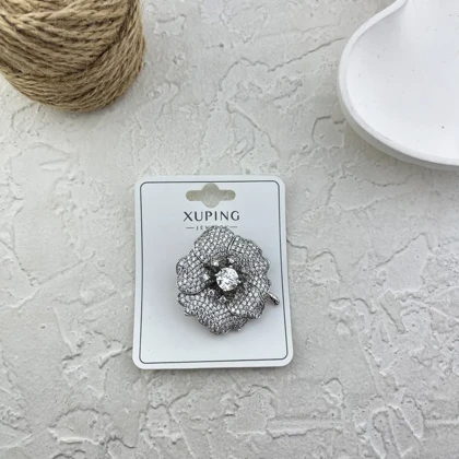 گل سینه زنانه ژوپینگ مدل فلوریوا طرح گل جواهری نگین‌دار با جلوه نقره ای