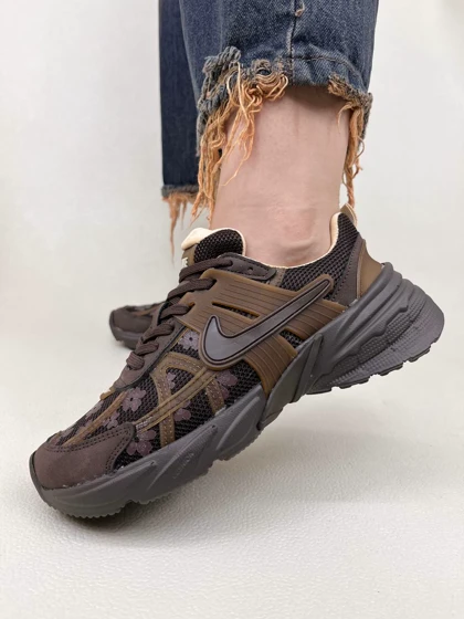 1325 کتانی زنانه نایک وی تو کی طرح گل‌دار nike v2k Flowers Run Womans