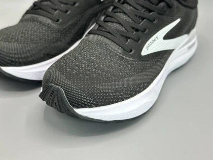 کتانی بروکس آدرنالین جی تی اس 24 مشکی سفید/Brooks Adrenalin