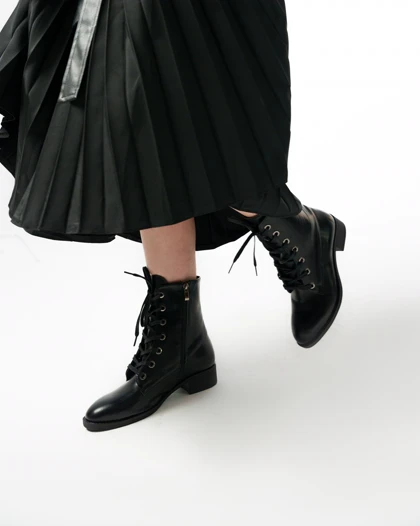 نیم بوت زنانه استرادیواریوس مدل Stradivarius Flat Ankle Boots - BTB25