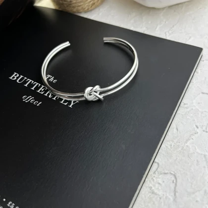 دستبند زنانه بنگل مدل سیلوکنات طرح گره مینیمال نقره‌ای