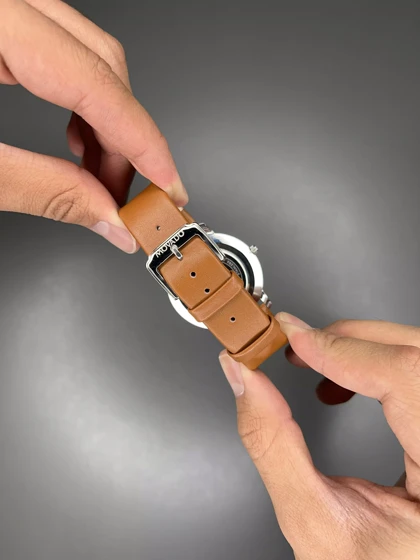 ساعت مچی موادو بند چرمی قهوه ای صفحه مشکی Movado