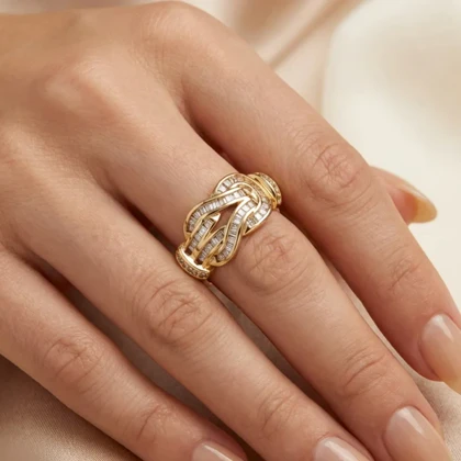 انگشتر زنانه ژوپینگ مدل نودورا گلد طرح گره طلایی با نگین‌های باگتی